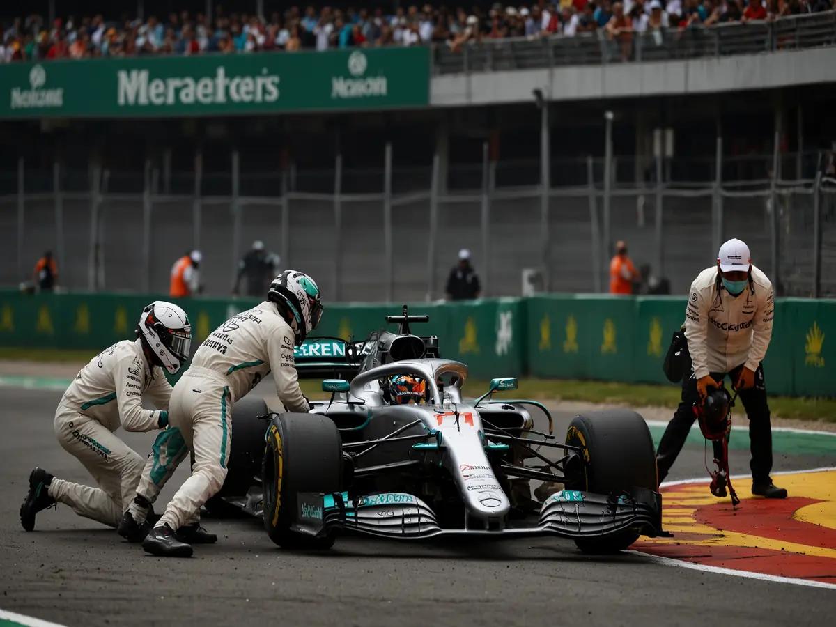 Errore del Box Mercedes: la Caduta di Russell a Barcellona Causata da un Pit Stop Errato